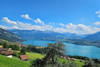 Image de Cozy vacation home with views of Lake Thun and the Alps