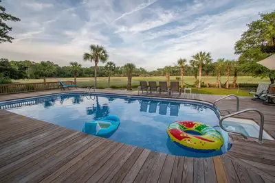 Image de Marsh views on a quaint Lowcountry Street! Less than a mile to Downtown Bluffton