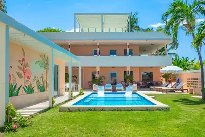 Image de Palm Villa- Rooftop, Pool and Direct Beach Access