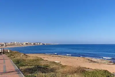 Beautiful Apartment 5 mins from the beach