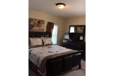 Image de 2 min walk to downtown & restaurants!