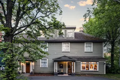 Image de Family reunion - your very own mini hotel! Downtown St. John's, sleeps 19
