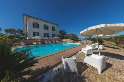 Image de Villa avec piscine, court de tennis, barbecue.