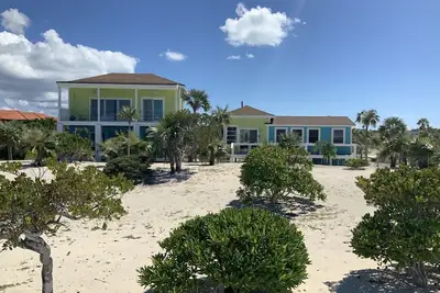 1 Mile From Some Of The Best Fishing In The Bahamas! Beachfront -Sleeps 8