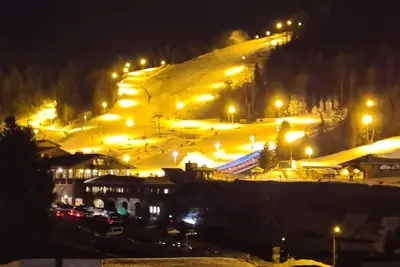 Image de At the foot of the ski resort with a view of the slopes