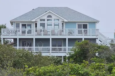 Image de 4x4 Obx Beach House with pool & hot tub, horses, steps to the beach!