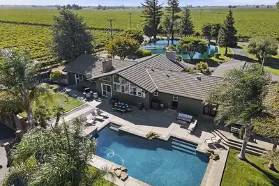 Image de Lockewood Vineyards - Near Wineries, Wedding Venues & Minutes from Downtown Lodi