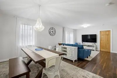 Image de Luxurious and Sunny Apt at Main Street, Meredith
