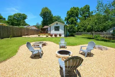 Image de Cozy Family-Friendly home w/ spacious backyard & firepit