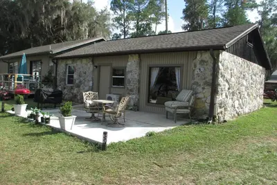 Image de Cheerful water front stone cottage. With beach. on bike trail.