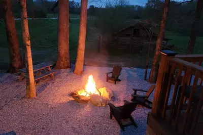 Image de Luxury Cabin, King Bed, Hot Tub Minutes from Alpine Helen sits on 40 acres.