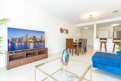 Image de Lovely 2/2 with king bed, Parking, Self Check In.