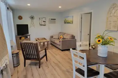 Image de Sunflower Cottage - No Fees - near Six Flags, Boerne, and Utsa