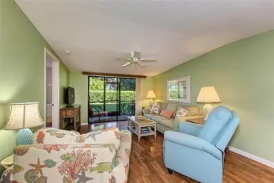 Lovely condo minutes from the beach!