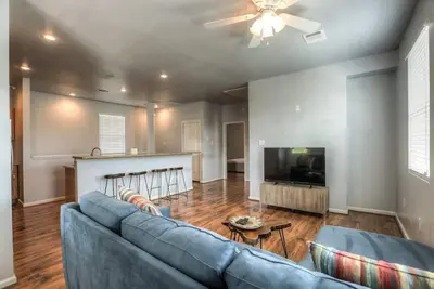 Image de Cozy Home with Balcony: Near Med Center | Downtown