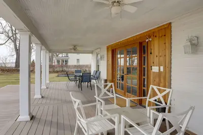 Image de Spacious Lakefront House w/ Backyard Fire Pit