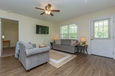 Image de Smart Tv's and Bbq Grill off the back deck!