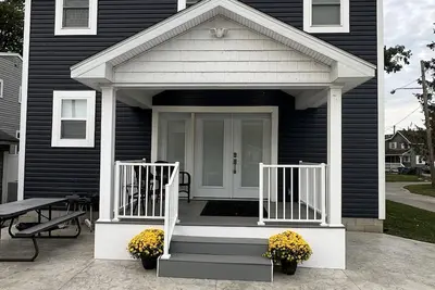 Image de Lakefront home. Beach & park access. 8 miles to Cedar Point. 4 bedrooms 3 baths.