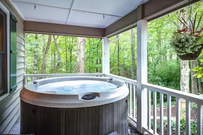 Image de Antlers and Pearls - Pet Friendly! Hot tub, firepit, all new furnishings! 5min to Boone!