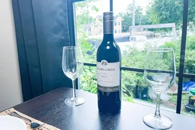 Image de This Place Located Perfectly Near Everything!