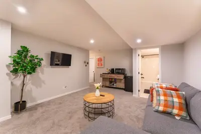 Image de Stylish Private Basement Suite near South Health Campus