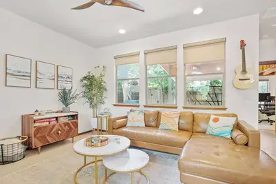 Image de Peaceful Austin Oasis w/ King Bed I Private yard and Bbq l Centrally Located