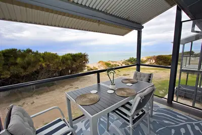 Image de Absolute BeachFront 2 bedroom unit Sandy Feet 2