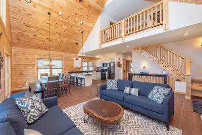 Image de New! Whiski Mountain Lodge: Lake Area, Hot Tub, Fireplace, Game Table!