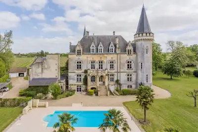 Image de Château Borgeat de Lagrange - avec piscine au coeur du vignoble bordelais