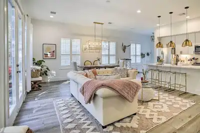 Image de Contemporary H-Town Pad by Heights District!