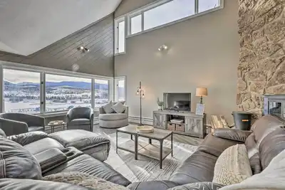 Image de Stunning Condo in Fraser w/ Mountain Views!