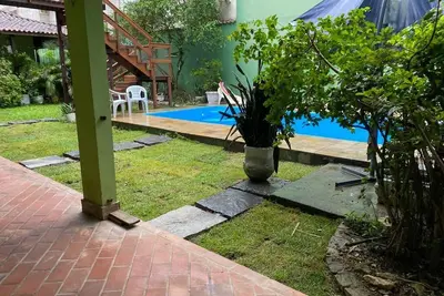 Suítes aconchegantes com piscina e praia