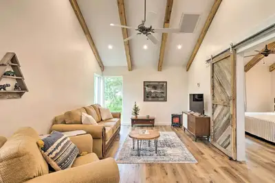 Image de Trendy Palm City Cottage w/ Porch on 5 Acres!