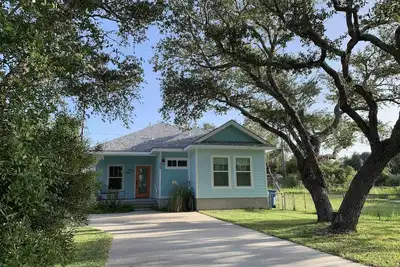 Image de 2Fish Cottage- 5 minutes to the beach!