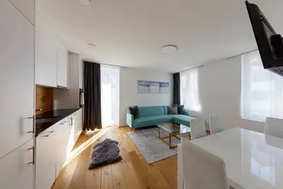 Image de Berg & Berg Spiez - Chardonney with village and lake view