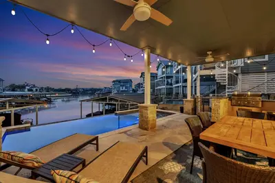 Image de Harbor House Lakefront Luxury w Boat Slip, Pool