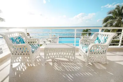 Image de Oceanfront View in Chic Condo Nah Ha 201