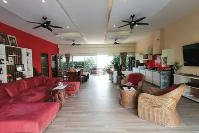 Image de Fantastic 4-bed pool villa flooded with light and air