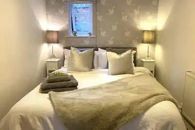 Image de A short walk to the City, with free parking: this place oozes class!