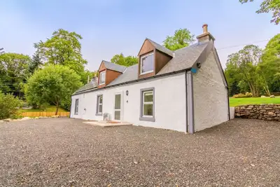 Dalnaglar Cottage -  sleeps 6, with 6 person hot tub and large decking area.