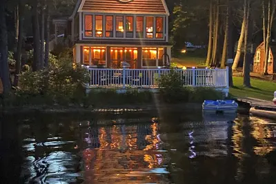 Image de Charming and spacious lakefront home with 4 bedrooms, hot tub and pool table!