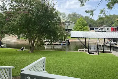 Image de Waterfront 5/3 roomy home, constant level Lake Lbj, jet ski ramp & covered porch