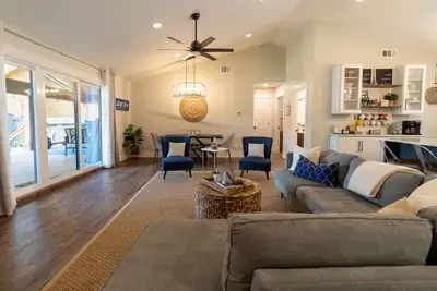 Image de Beautiful 4/3 waterfront home with 2 master suites