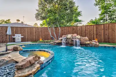 Image de Backyard Heated Pool, Hot Tub and Waterfall