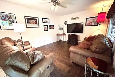 Image de Oxford Town-Close to Campus and Walking Trails-New Furniture!