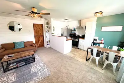 Image de Cozy Apt, Great Location, Patio, Walk to Downtown!