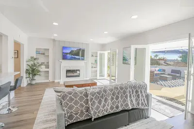 Image de Remodeled Modern House Steps To Beach 2 Car Garage