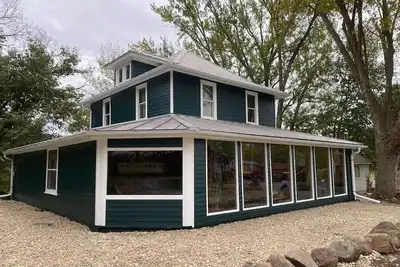 Image de Prairie retreat with 40 acres! Near Iowa City, Cedar Rapids, and Amana Colonies.