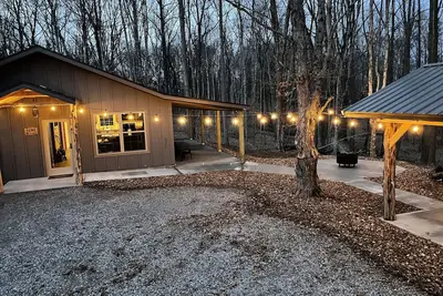 Image de Brand new cabin in the woods with hot tub  1/2 mile from Starview Winery