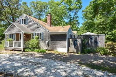 Image de Walk to bay-side beach from this updated, cozy Cape Cod getaway